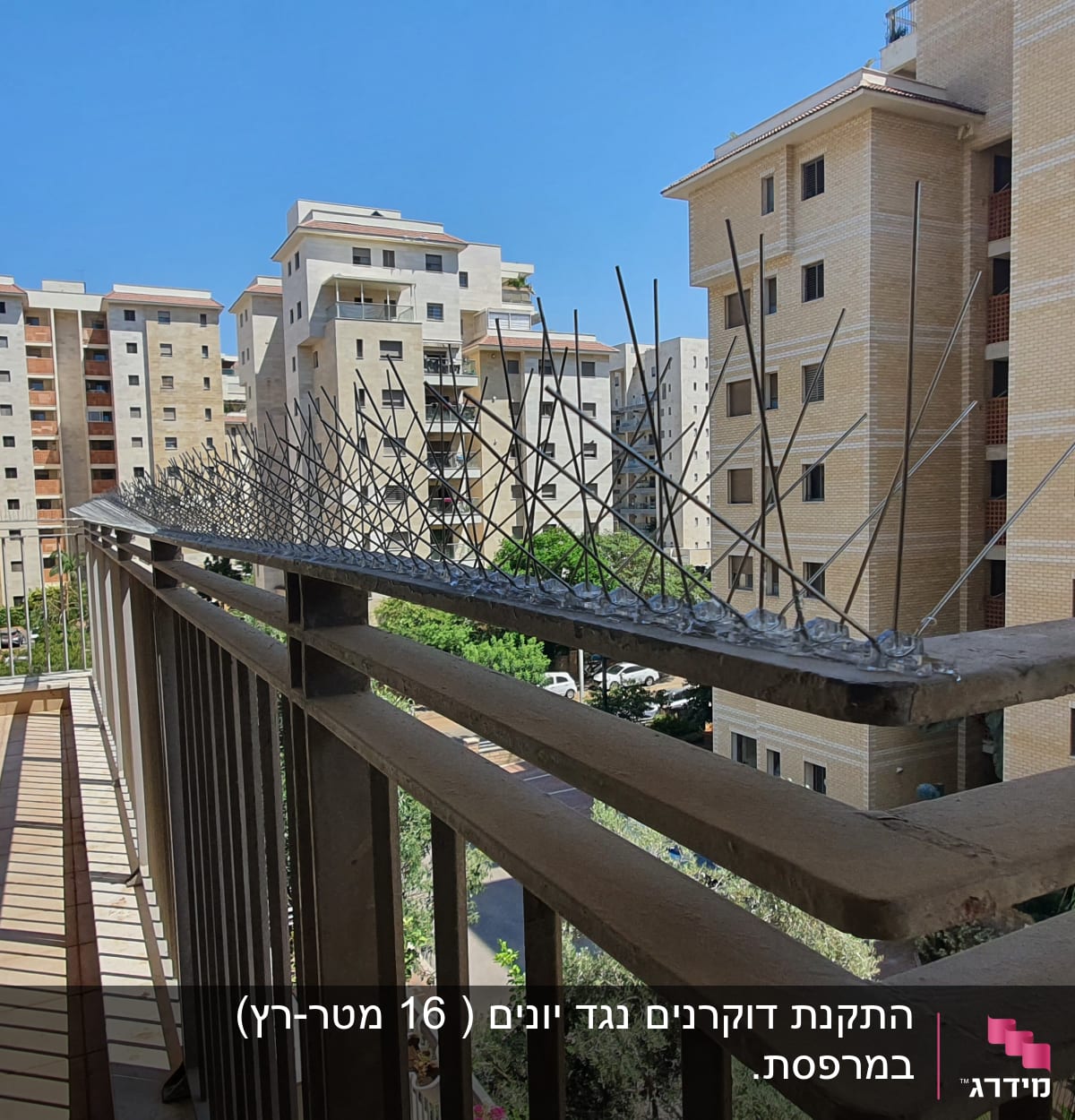 דוקרנים למניעת יונים מותקנים על מעקה מרפסת